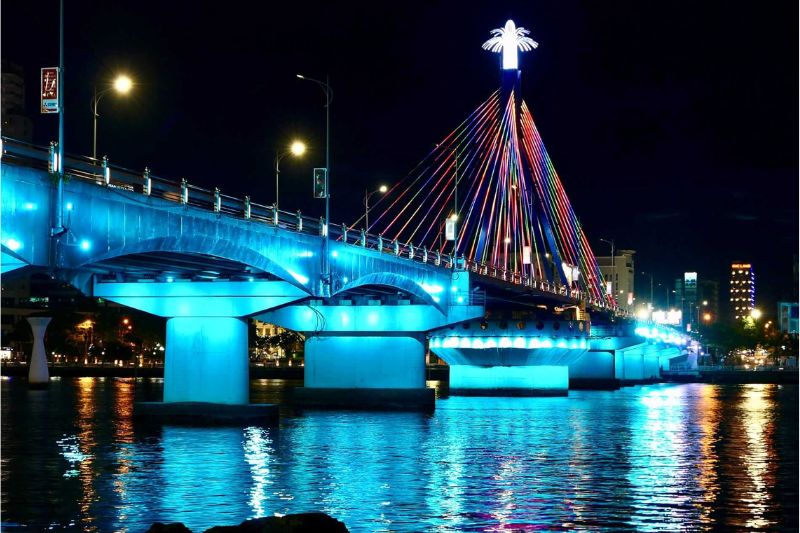 The Han River at night is shimmering and poetic, attracting all eyes
